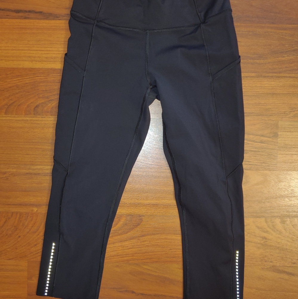 Black crop lululemon size 6